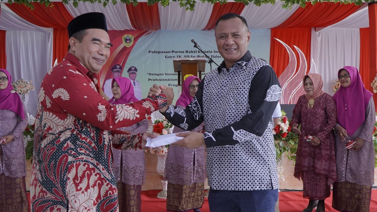 Sebanyak 19 Tenaga Pengajar Purnabakti Resmi Dilepaskan Wawali