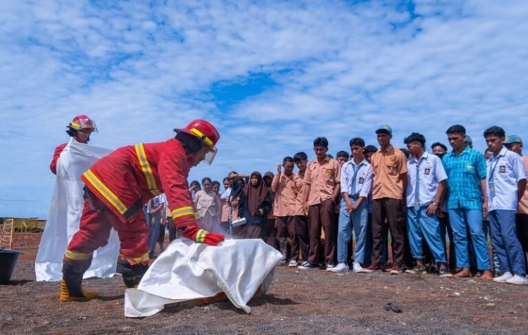 Safety Goes to School: Harita Nickel Ajak Siswa SMA Tunas Muda Desa Kawasi Terapkan Budaya K3