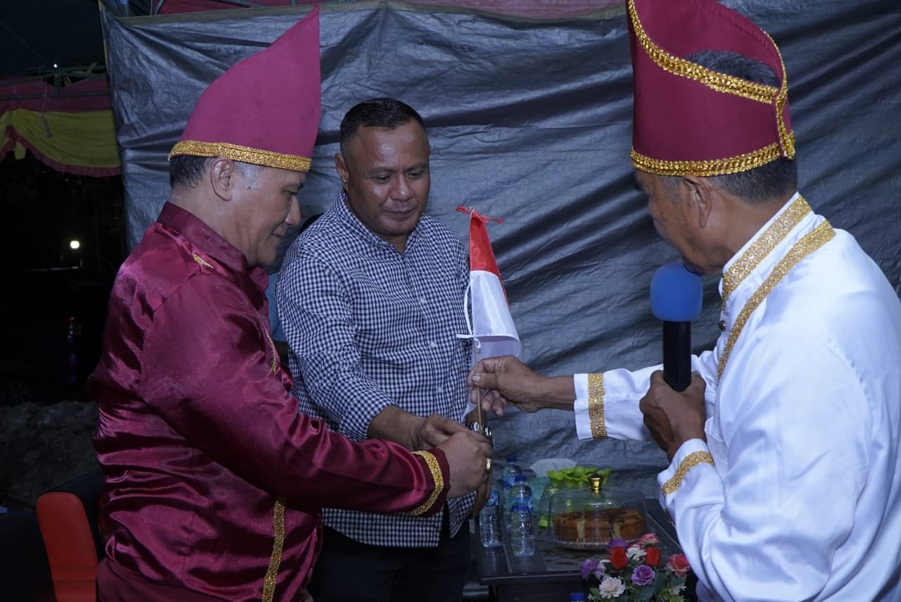 Muhammad Sinen Hadiri Acara Adat Tulude Desa Galala