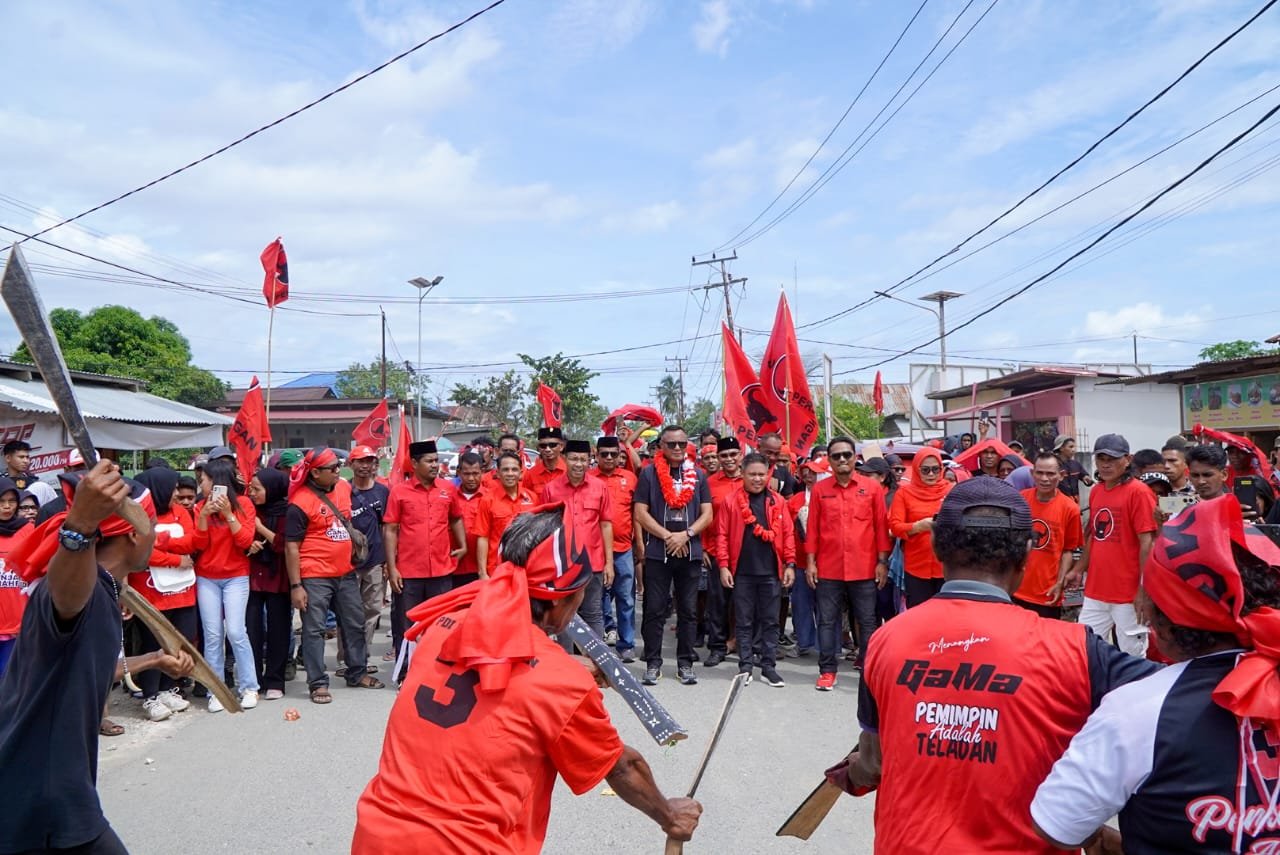 Hadiri Kampanye Terbatas Di Halteng, Muhammad Sinen Disambut Ribuan Simpatisan PDIP