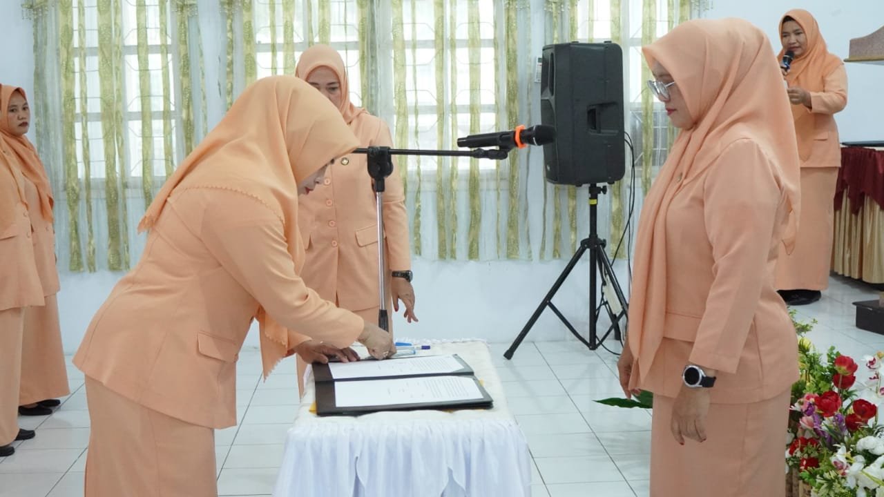 Ketua DWP Kota Tidore Kepulauan Mengukuhkan Sekaligus Serah Terima Jabatan 9 Ketua DWP