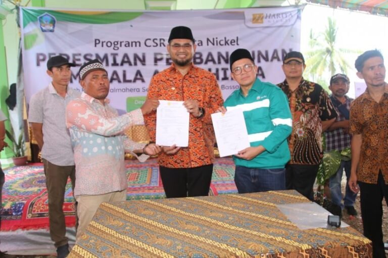 Bupati Halsel Resmikan Masjid dan Jembatan Bantuan Harita Nickel di Desa Soligi