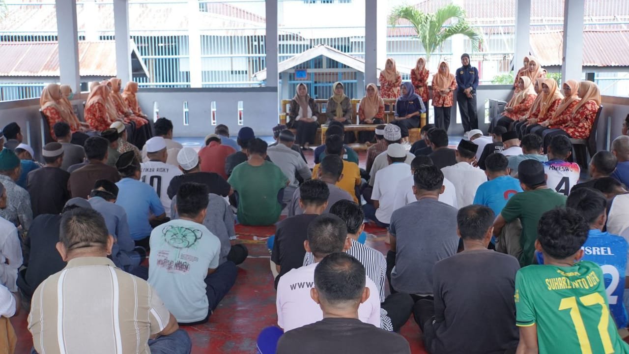 136 Warga Binaan Rutan Kelas II B Soasio Terima Bantuan Takjil Dari DWP Kota Tidore Kepulauan