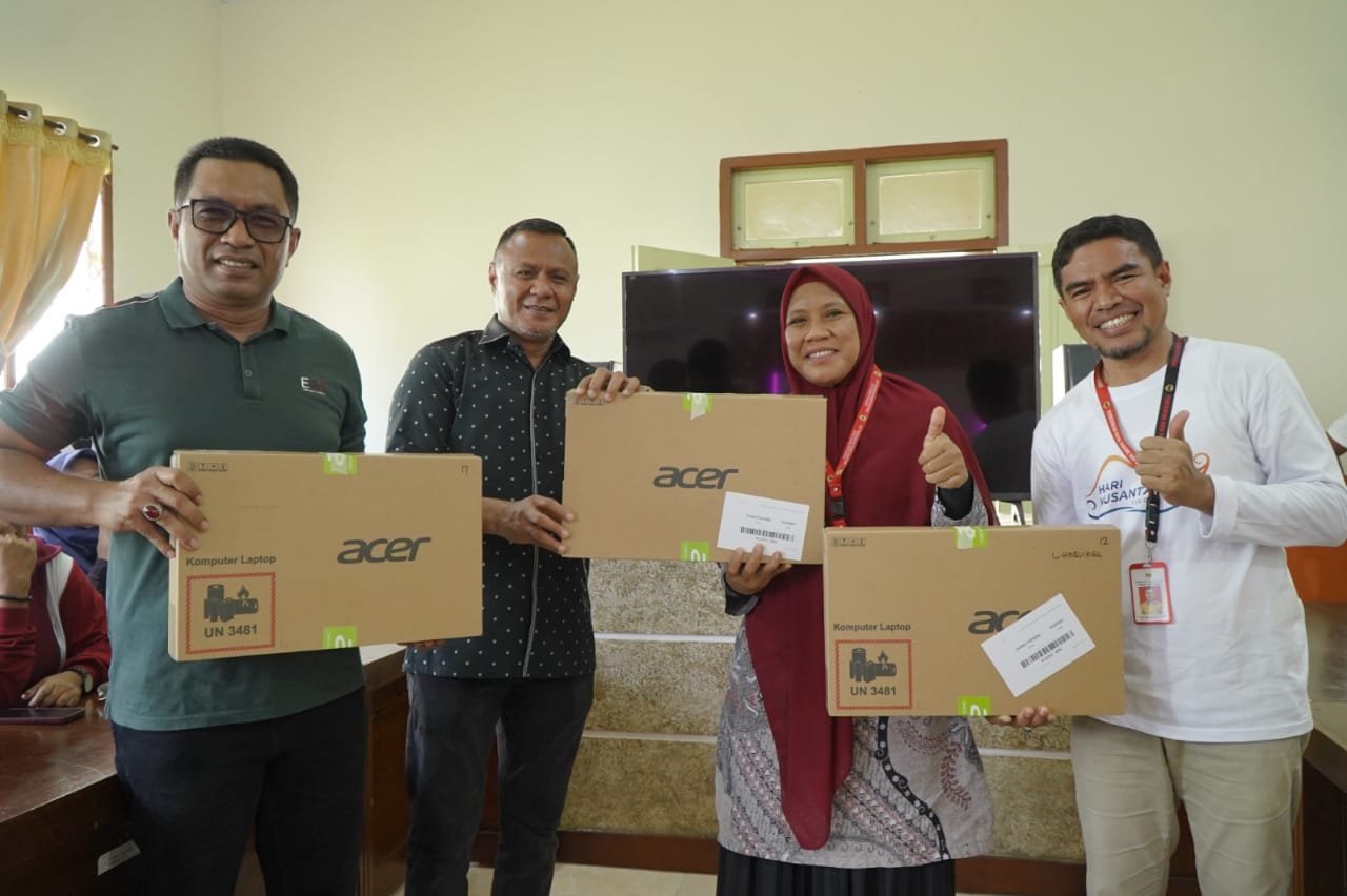 Wawali Serahkan Bantuan 30 Unit Laptop Serta 1 Unit Mobil Limbah Ke Dinkes Dan Puskesmas
