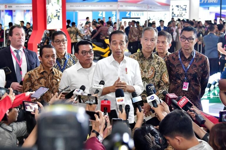 Presiden Joko Widodo kunjungi Booth PT PLN Persero