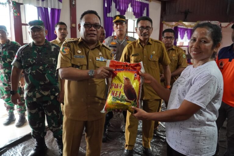 Bawa Bantuan Kemanusiaan, Pj Gubernur Malut Tinjau Pengungsi Gunung Ibu