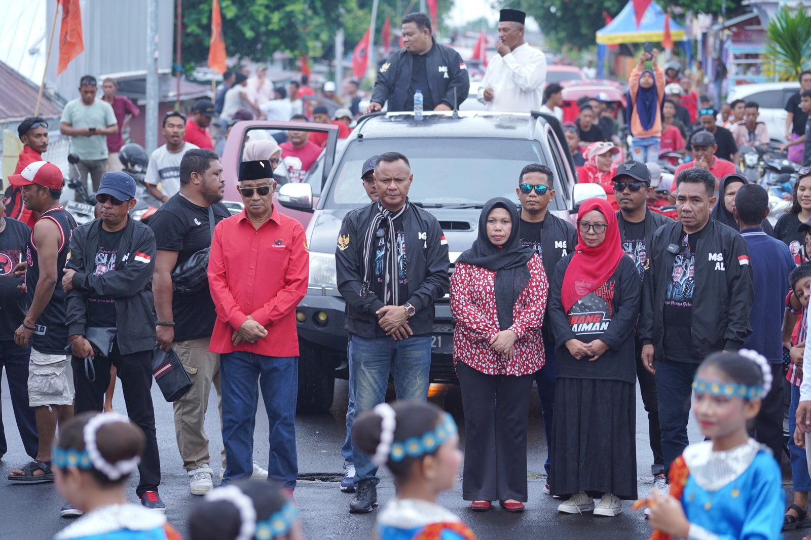 Disambut Ribuan Pendukung, Pasangan MASIAMAN Di Arak Menuju Sekretariat DPC PDIP