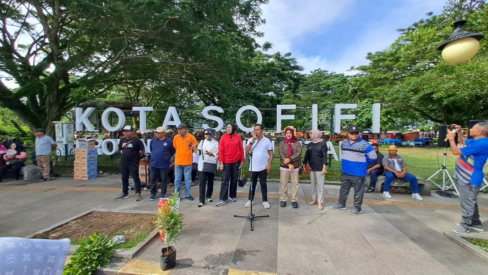 Sepuluh Ribu Tanaman Bunga Warnai Kawasan Ibukota Provinsi Maluku Utara