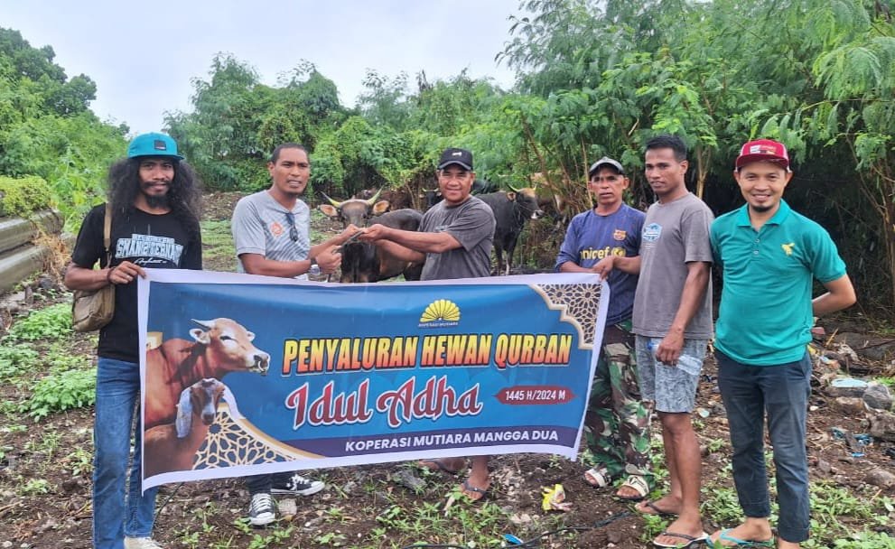 Bersama Buruh Bagasi Pelabuhan Semut Mangga Dua, Koperasi Mutiara Salurkan Hewan Kurban