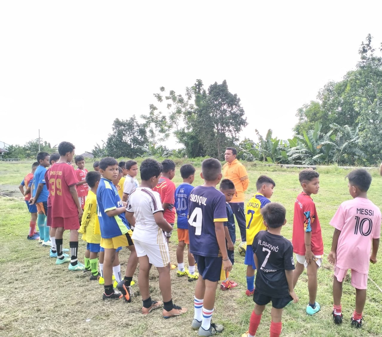 Pelatih Kepala Malut Selection Memberikan Coaching Clinic Dan Pelatihan Dasar Kepada SSB Tambula