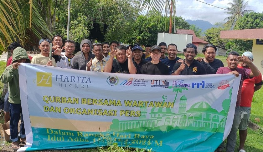 Harita Nickel dan Jurnalis Maluku Utara Berbagi Daging Qurban
