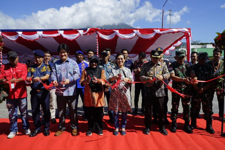 Wakili Pj Gubernur, Staf Ahli KemasSDM Hadiri Peresmian Kapal Semarak Malut 01