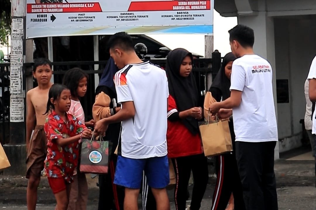 Dukung Program Presiden Terpilih, Relawan Milineal Projou Berbagi Makanan Gratis