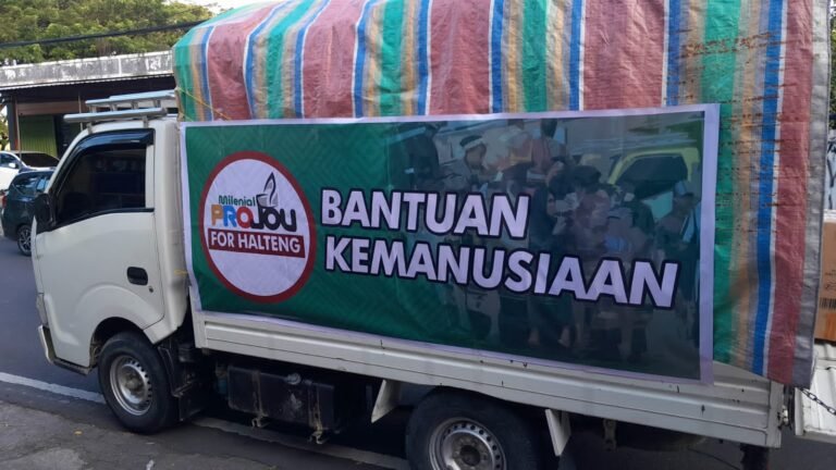 Relawan Milenial Projou Menyerahkan Bantuan Korban Terdampak Banjir Halteng