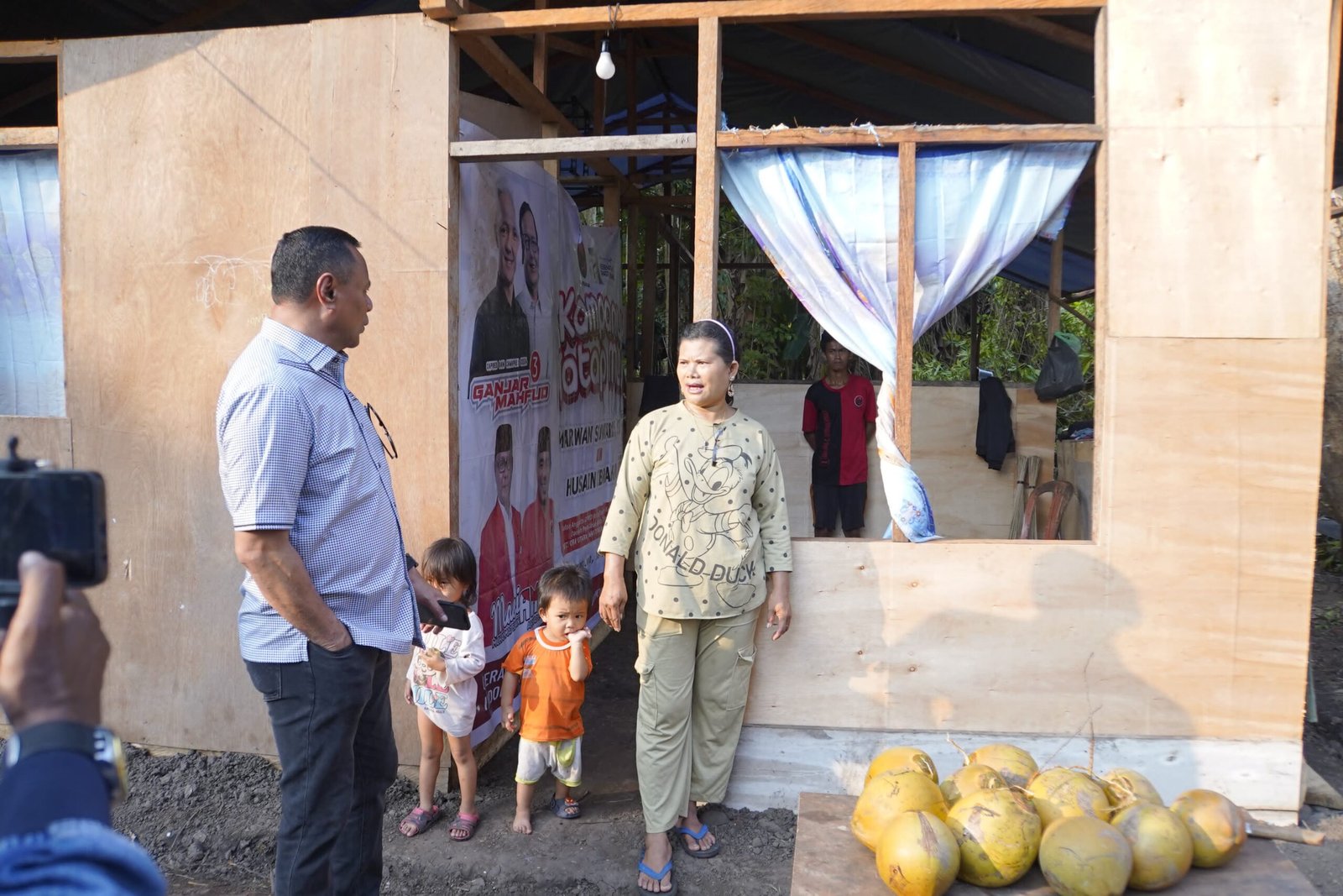 Tinggal Di Gubuk Demi Bertahan Hidup, Muhammad Sinen: Saya Akan Bangun Rumah Untuk Novince Dan 5 Anaknya