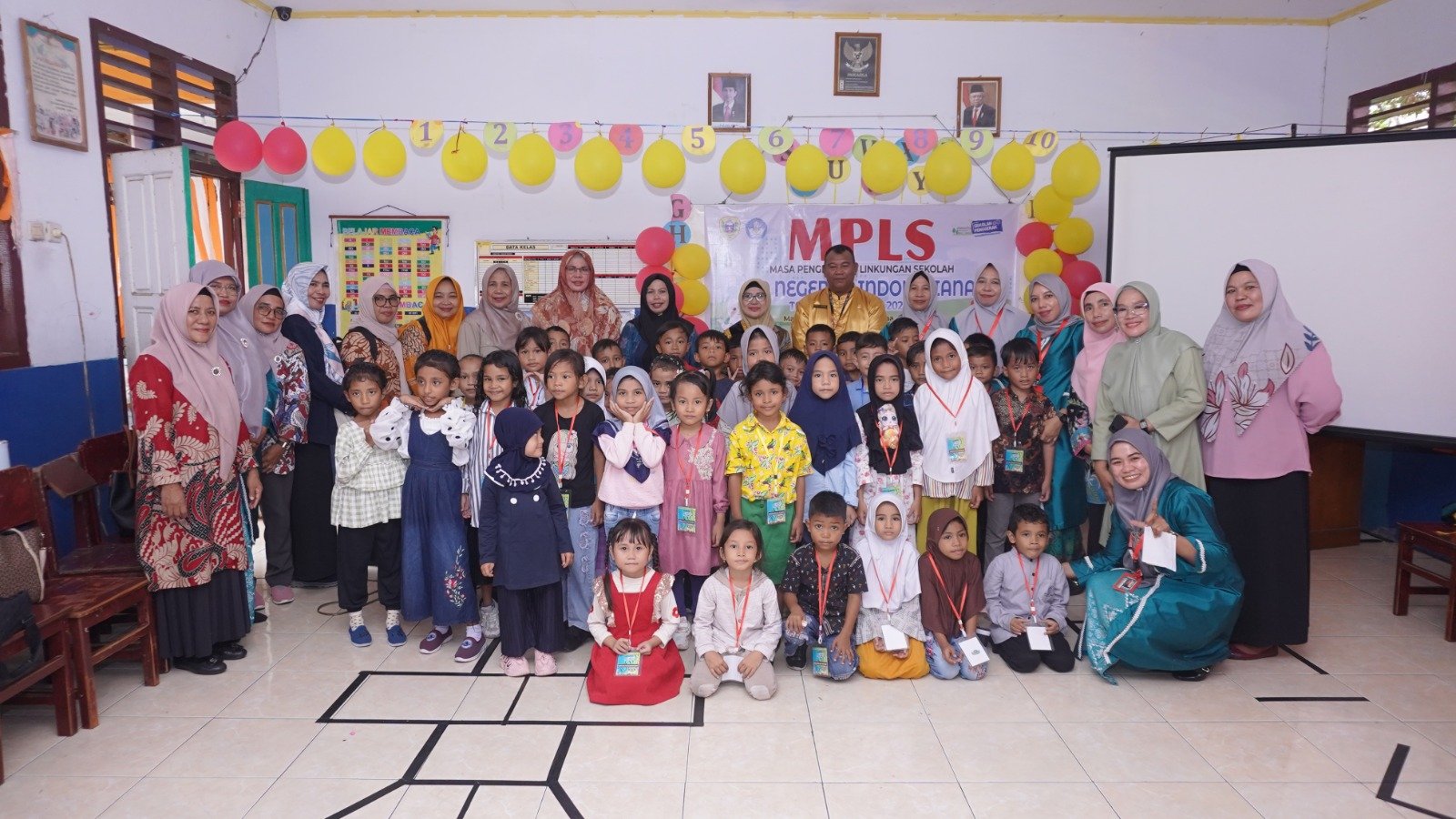 Hj. Safia Ali Ibrahim Dan Hj. Rahmawati Melakukan Kunjungan Bunda Menyapa Disaat MPLS