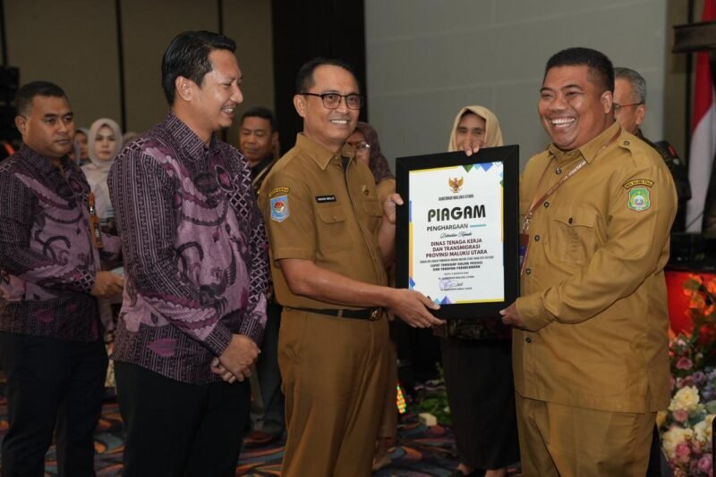 Bappeda Malut Serahkan Penghargaan Bergengsi Musrenbang RPJMD Tahun 2024-2045  untuk Disnakertrans