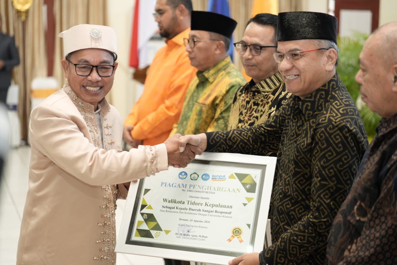 Capt. Ali Ibrahim Dapat Penghargaan Dari Unkhair Ternate Sebagai Kepala Daerah Sangat Responsif