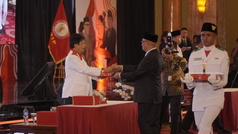 Wali Kota Tidore Terima Duplikat Bendera Pusaka dari BPIP