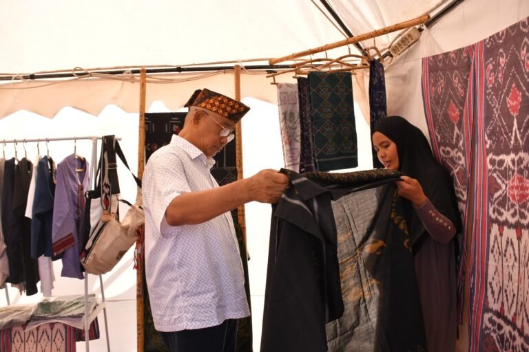Meninjau Langsung Booth UMKM, Walikota Ingatkan Generasi Muda Pentingnya Mengetahui Sejarah Rempah