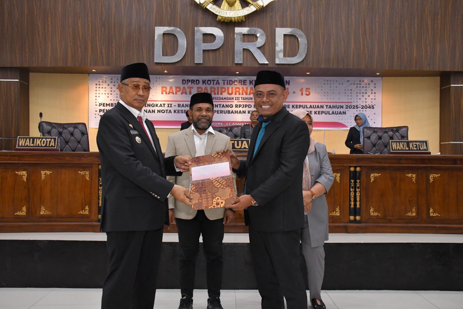 Lima Fraksi DPRD Kota Tidore Kepulauan Menerima Dan Menyetujui Ranperda RPJPD Tahun 2025-2045