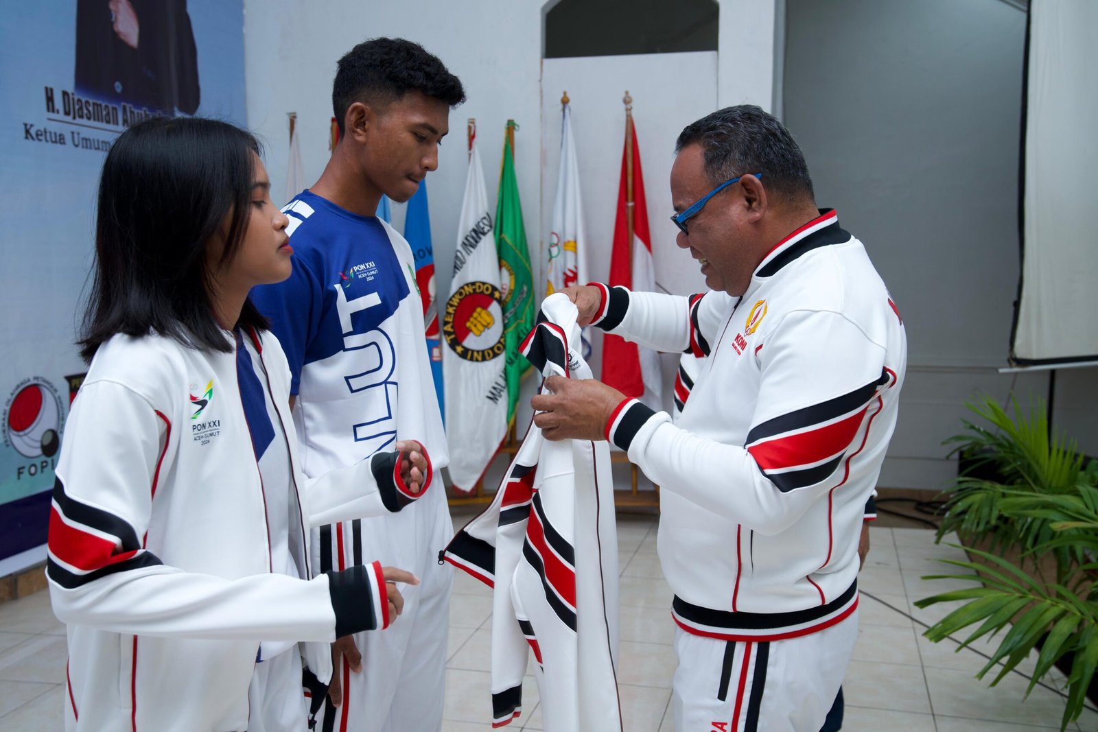 Lepas Kontingen PON XXI, Pj. Gubernur: Tim Malut Harus Bawa Pulang Medali Emas