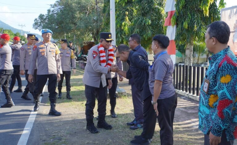 Staf Ahli Ekonomi Pembangunan bersama Kapolresta Menyambut Kedatangan Wakapolda Ke Tidore