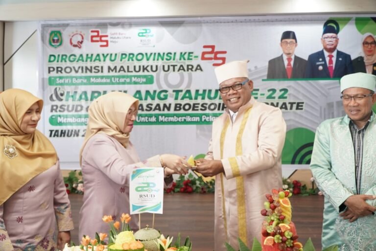 Jadi Pembina Upacara HUT ke-22 RSUD Chasan Bosoirie, Pj. Gubernur Berharap Kualitas Pelayanan Rumah Sakit Terus Ditingkatkan