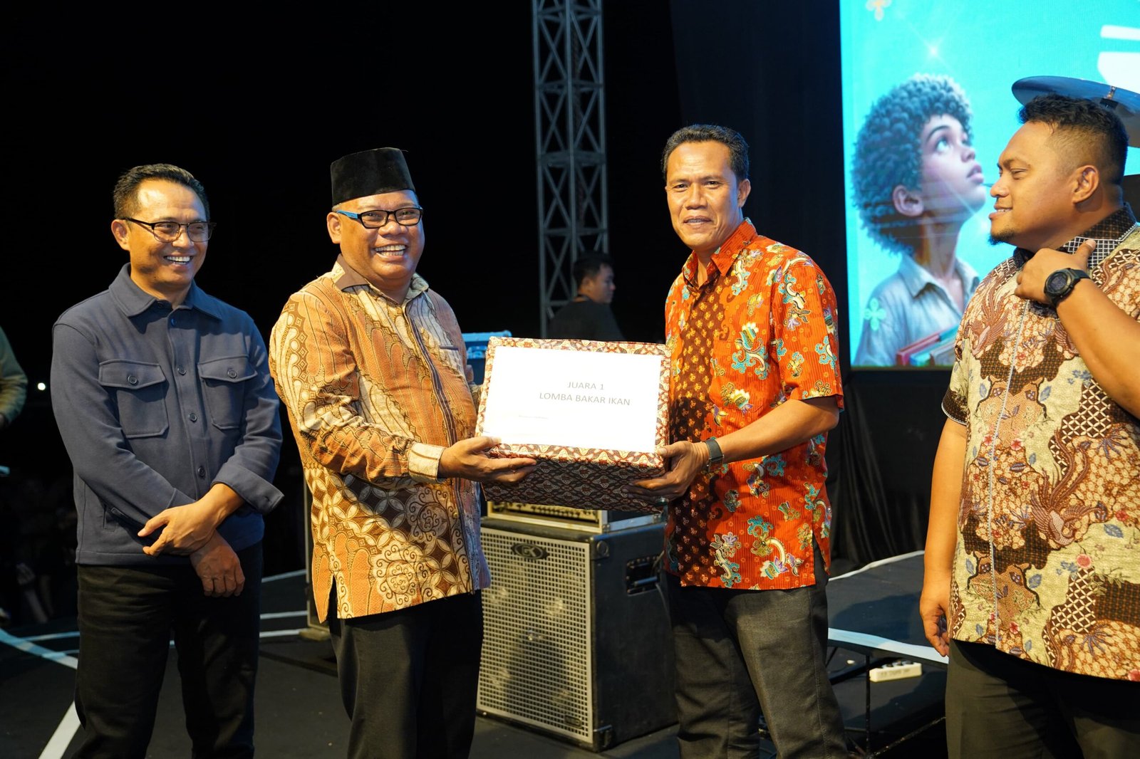 Juara 1 Lomba Bakar Ikan, Kadisperkim Terima Hadiah dari Pj Gubernur Maluku Utara
