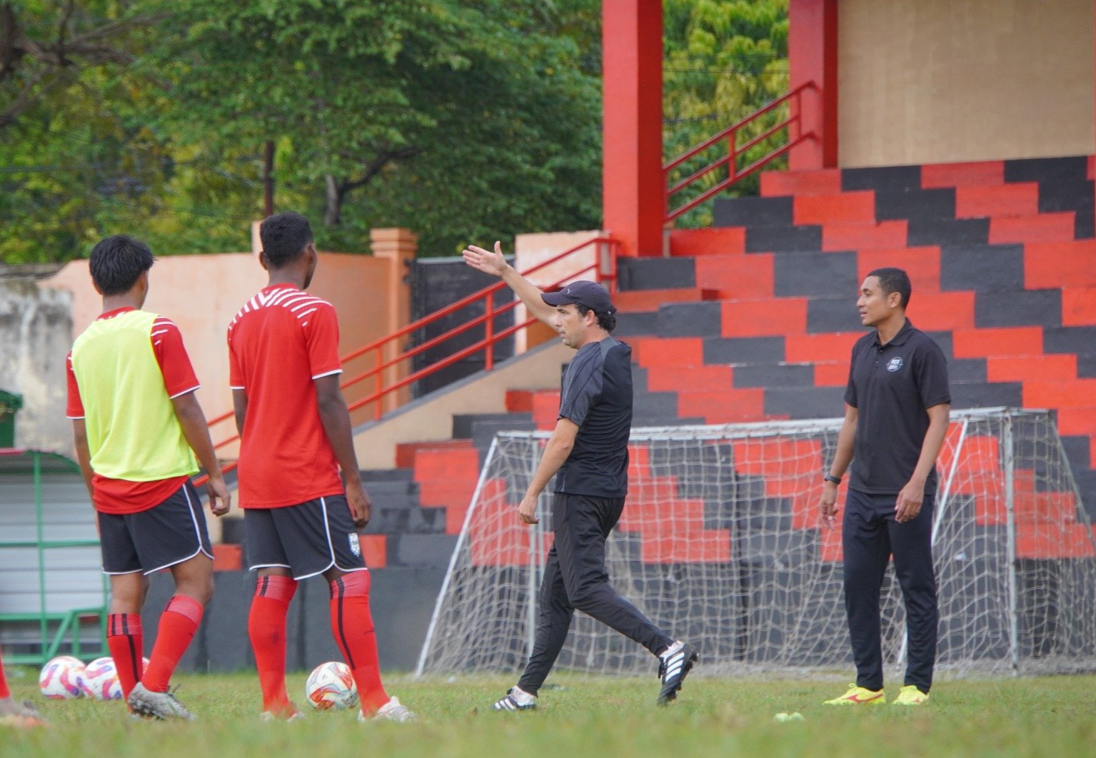Para Pemain dan Pelatih Malut United FC U16 Mendapat Materi dari Ekkono Spanyol