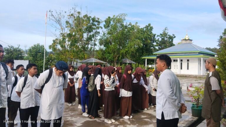Perdana, Ketua OSIM Pimpin Apel Pagi Siswa MAN 1 Halteng