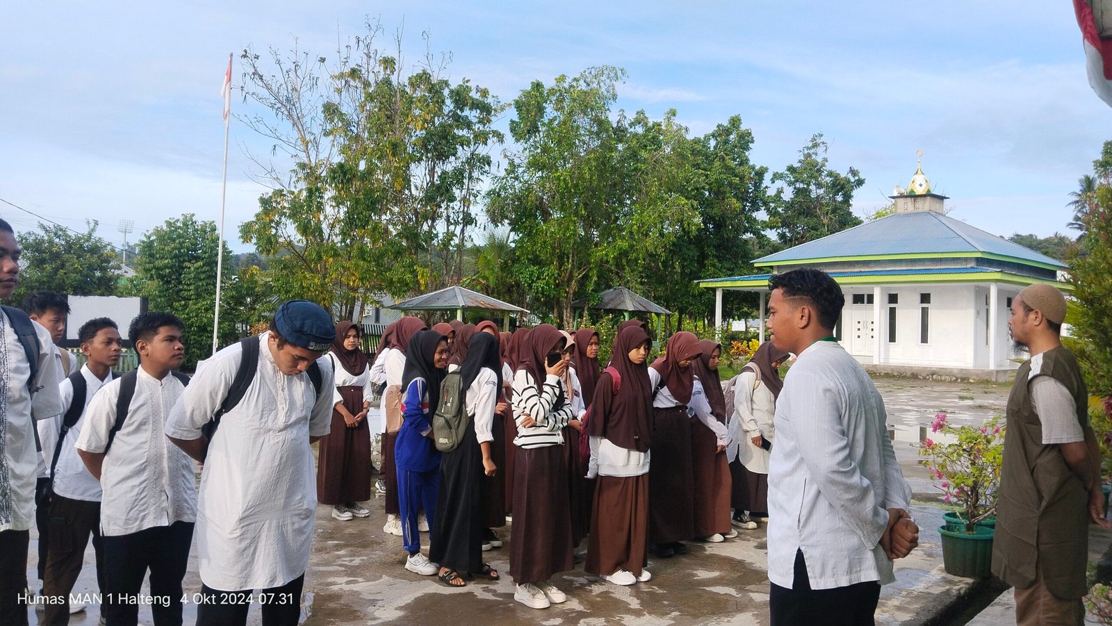 Perdana, Ketua OSIM Pimpin Apel Pagi Siswa MAN 1 Halteng