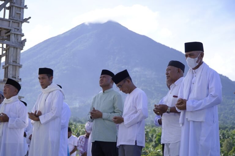 Muhammad Sinen Hadiri Pemasangan Tiang Alif Masjid Al Furqan Ome