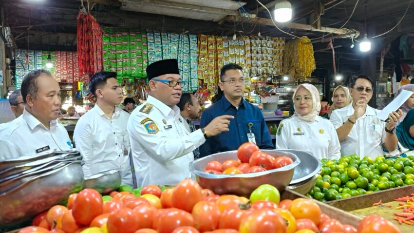 Jelang Natal dan Tahun Baru 2025, Pj Gubernur Malut bersama Tim TPID Pantau Harga dan Stok Sembako di Ternate