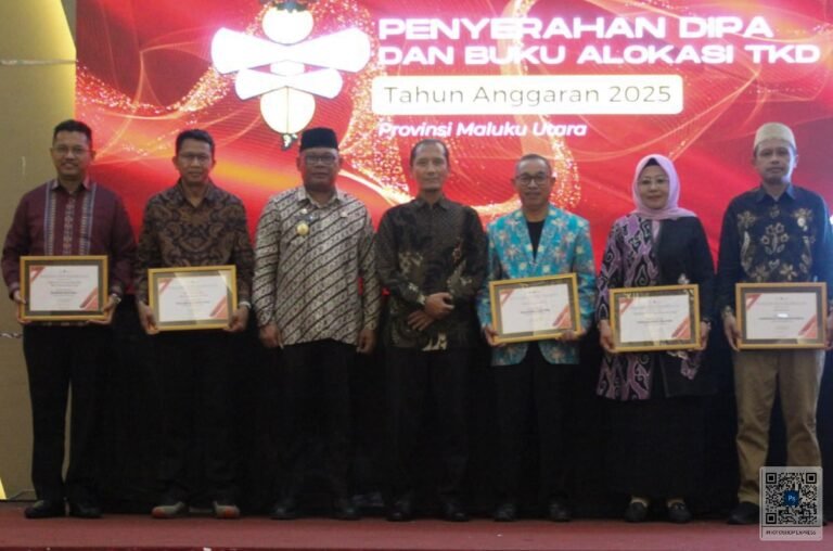 Pj Gubernur Malut Serahkan DIPA Dan Buku Alokasi TKD Tahun Anggaran 2025