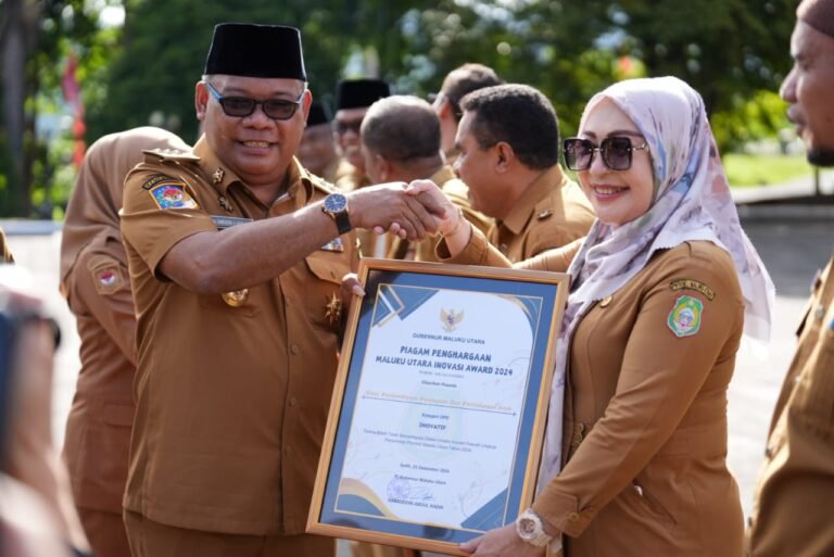 Pj Gubernur serahkan Penghargaan Award 2025 untuk Pimpinan OPD di Maluku Utara
