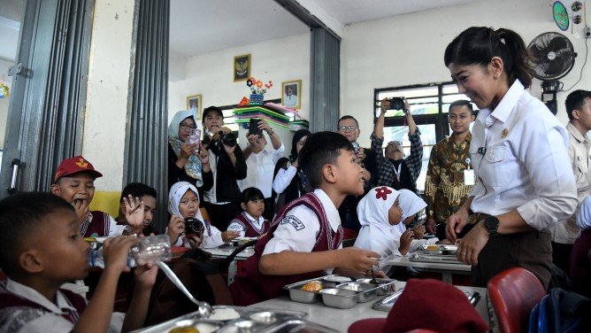 Kemkomdigi Pastikan Sosialisasi Program MBG Capai Pelosok Negeri