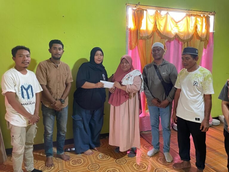 Kwatak Serahkan Sumbangan Duka Buat Almarhum Sahril Helmi