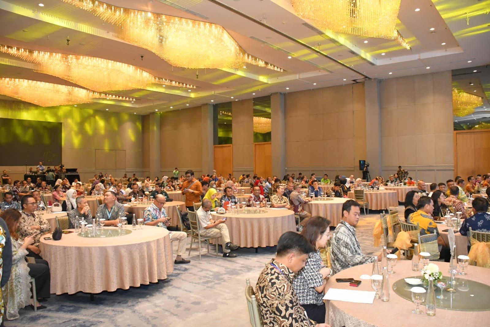 Mewakili Wali Kota Tidore, Asisten Sekda Hadiri Kegiatan APEKSI Launching Munas ke-7 dan ICE ke-21 di Surabaya