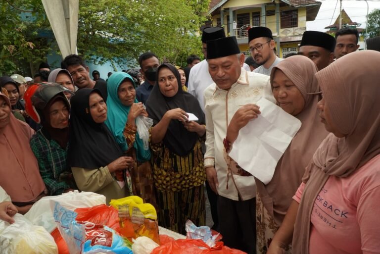 Safari Ramadhan, Wagub Sarbin Beri Bantuan Hingga Gelar Pasar Murah di Halsel
