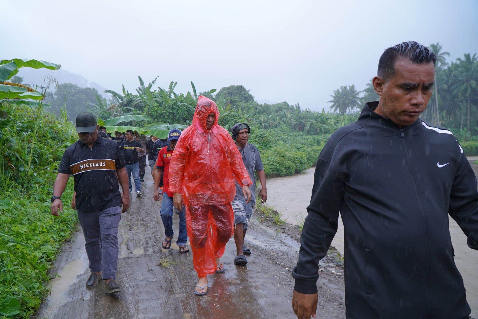 Wali Kota Tidore Turun Langsung Tinjau Kondisi Jalan dan Sungai Terdampak Banjir di Dusun Toe