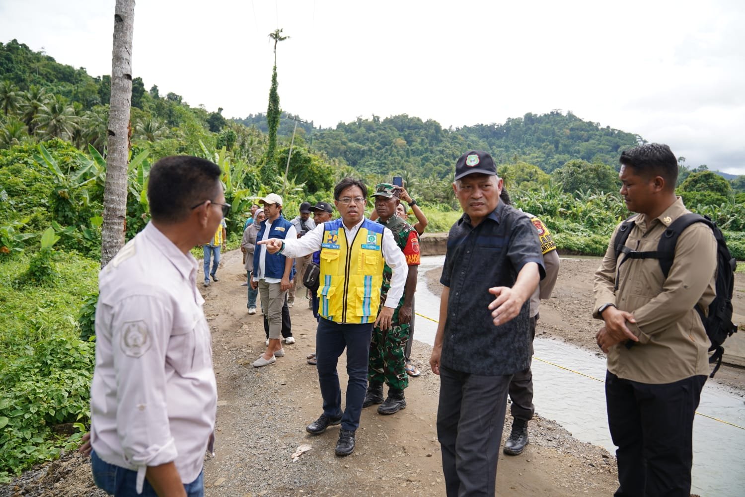 Tinjau Jalan Putus di Oba, Wagub Malut Pastikan Dibangun Setelah Lebaran