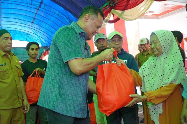 1.021 Penerima Bantuan Pangan di Kecamatan Oba Utara Resmi Diserahkan Walikota