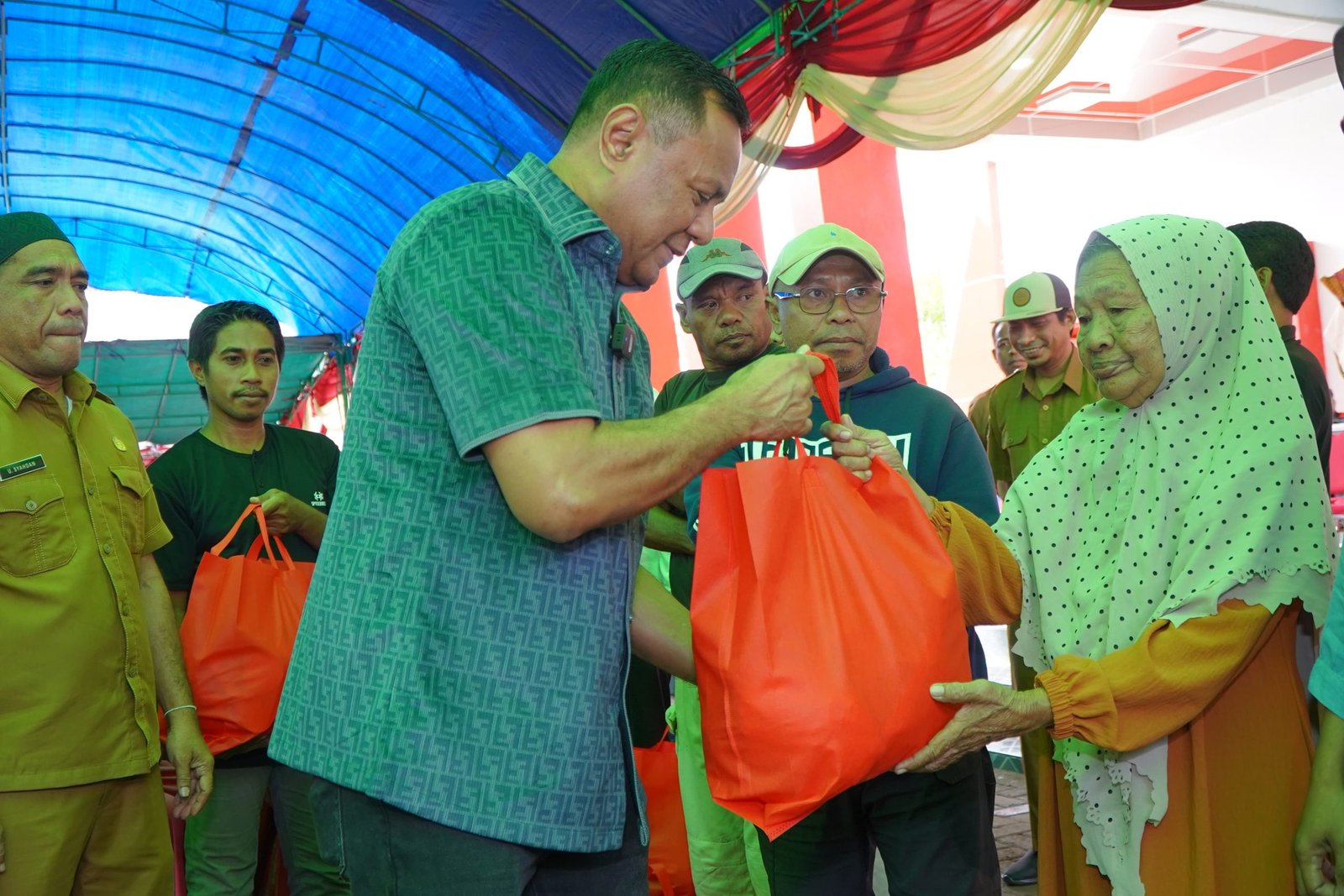 1.021 Penerima Bantuan Pangan di Kecamatan Oba Utara Resmi Diserahkan Walikota