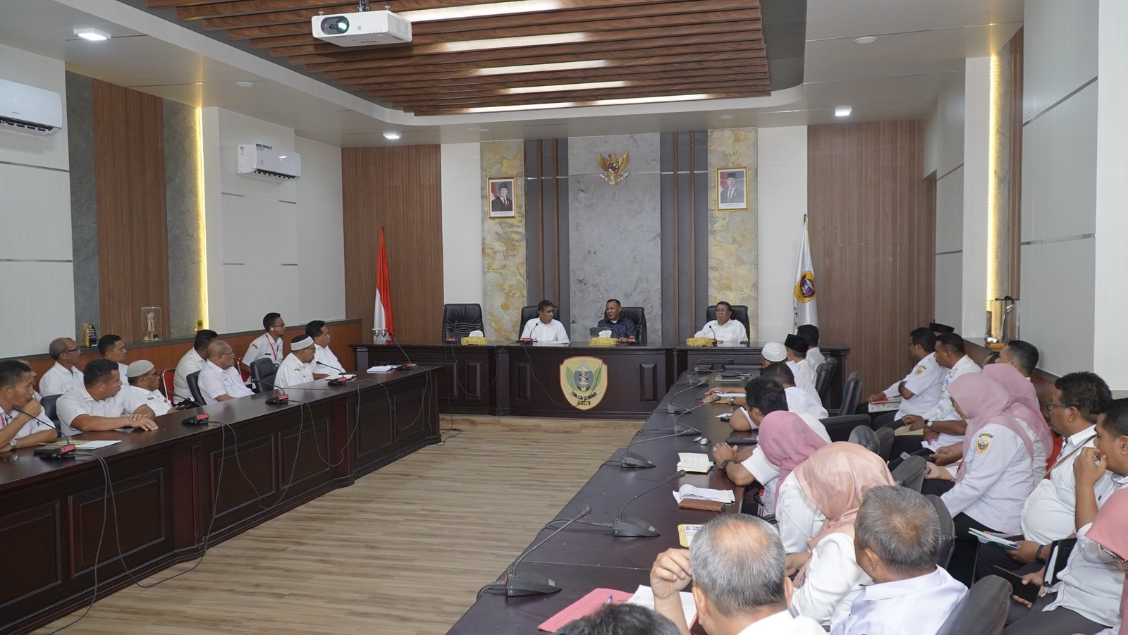 Mulai Berkantor, Wali Kota dan Wakil Wali Kota Tidore Rapat Bersama OPD Bahas Program Seratus Hari Kerja
