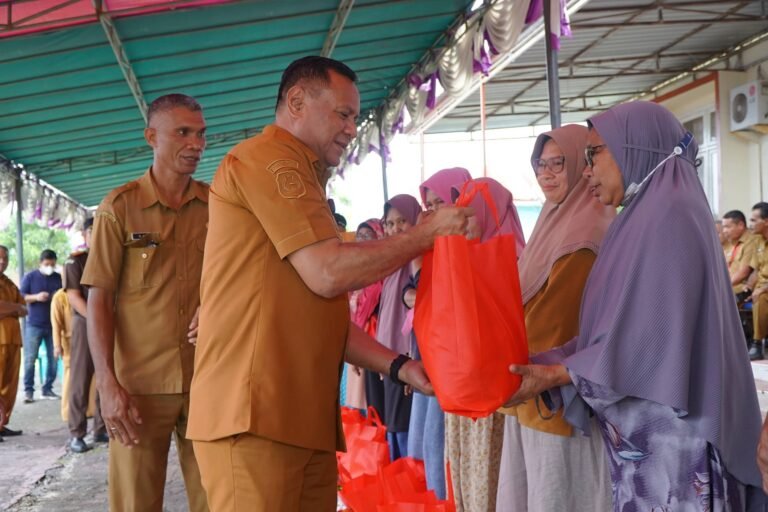 Wali Kota Tidore Resmi Serahkan Bansos Bapok Gratis ke 1.036 Penerima di Kecamatan Tidore Utara
