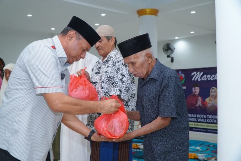 Walikota Beserta Ketua TP-PPK Menyerahkan Paket Sembako Di Mareku Berbagi