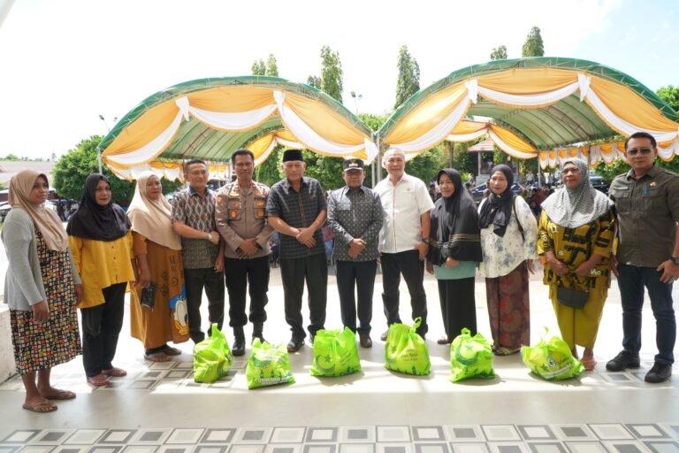 Wakil Gubernur Malut Pantau Penjualan 1000 Paket Sembako Murah Di Morotai