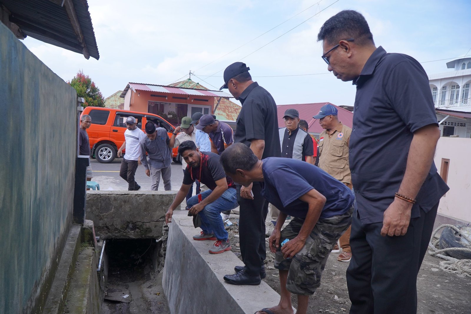 Hari Pertama Berkantor Pasca Lebaran, Walikota dan Wakil Walikota Tinjau Lokasi Banjir di Tomalou