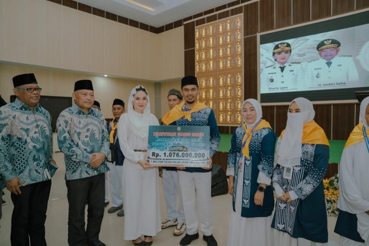 Gubernur Sherly Tersenyum Haru Saat Disalami Jamaah Pada Pelepasan 1.076 JCH Malut 2025